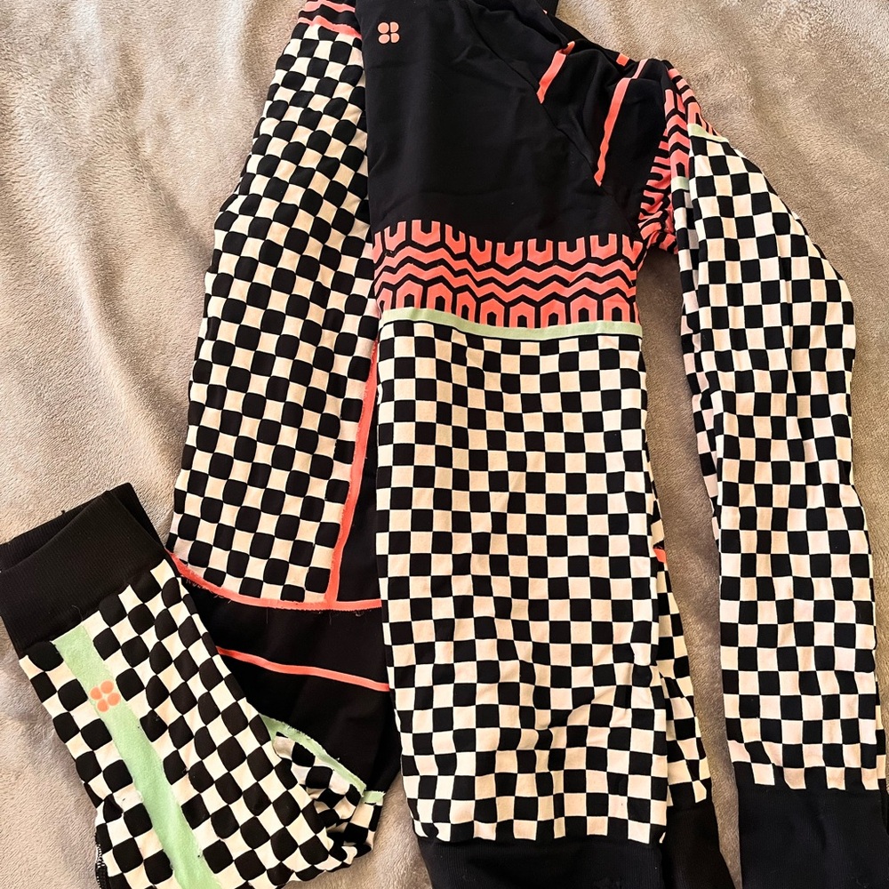Bold Checkered Sweaty Betty Baselayer Set